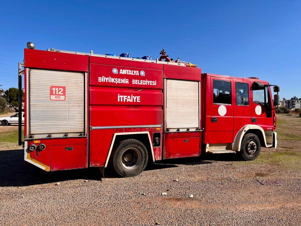 Konya plakalı lüks otomobilde yangın paniği 5